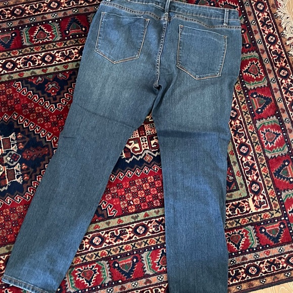 Jean with nice embroidered - Picture 3 of 4